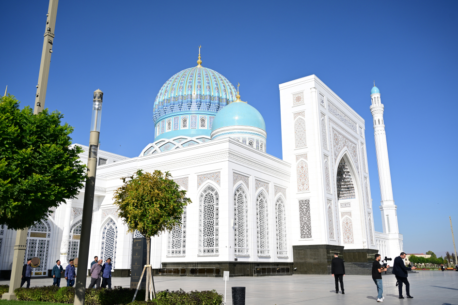 Heydər Əliyev Fondunun vitse-prezidenti Leyla Əliyeva Səmərqənddə “Uşağın gözü ilə dünya” sərgisi və İmam əl-Buxari memorial kompleksi ilə tanış olub (FOTO)