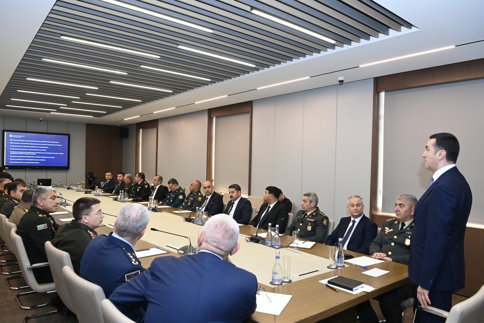 XİN-də Milli Müdafiə Universitetinin akademik kursunun iştirakçıları ilə görüş keçirilib (FOTO)