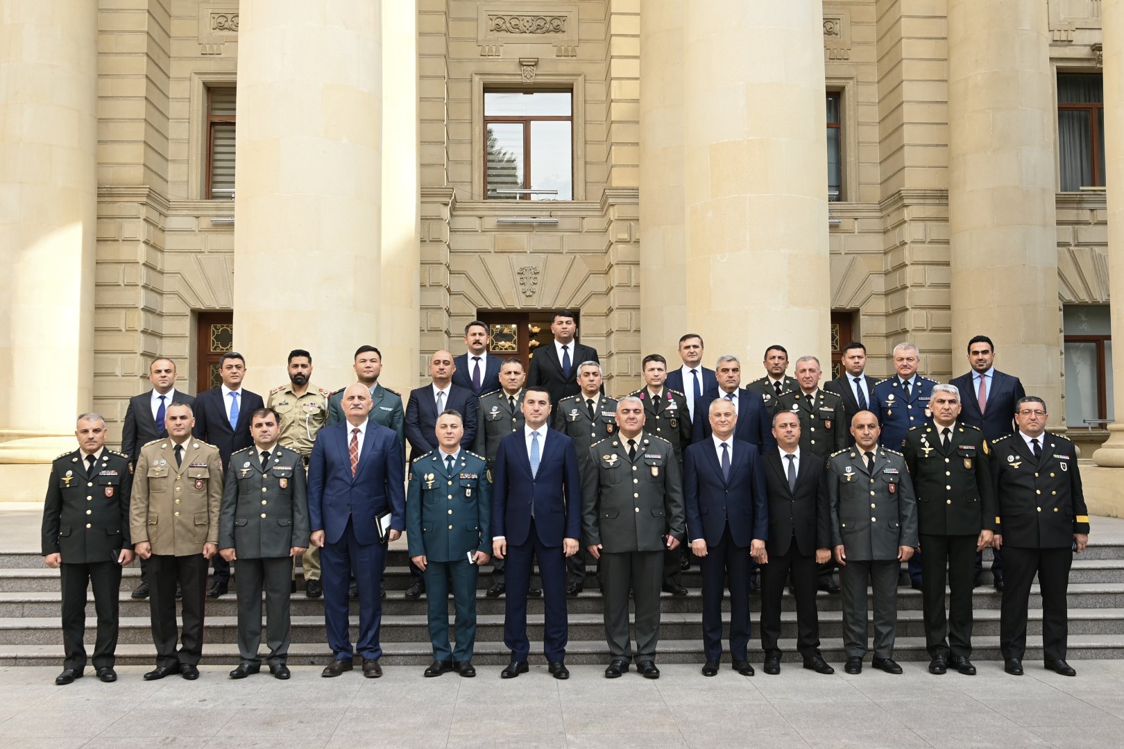 XİN-də Milli Müdafiə Universitetinin akademik kursunun iştirakçıları ilə görüş keçirilib (FOTO)