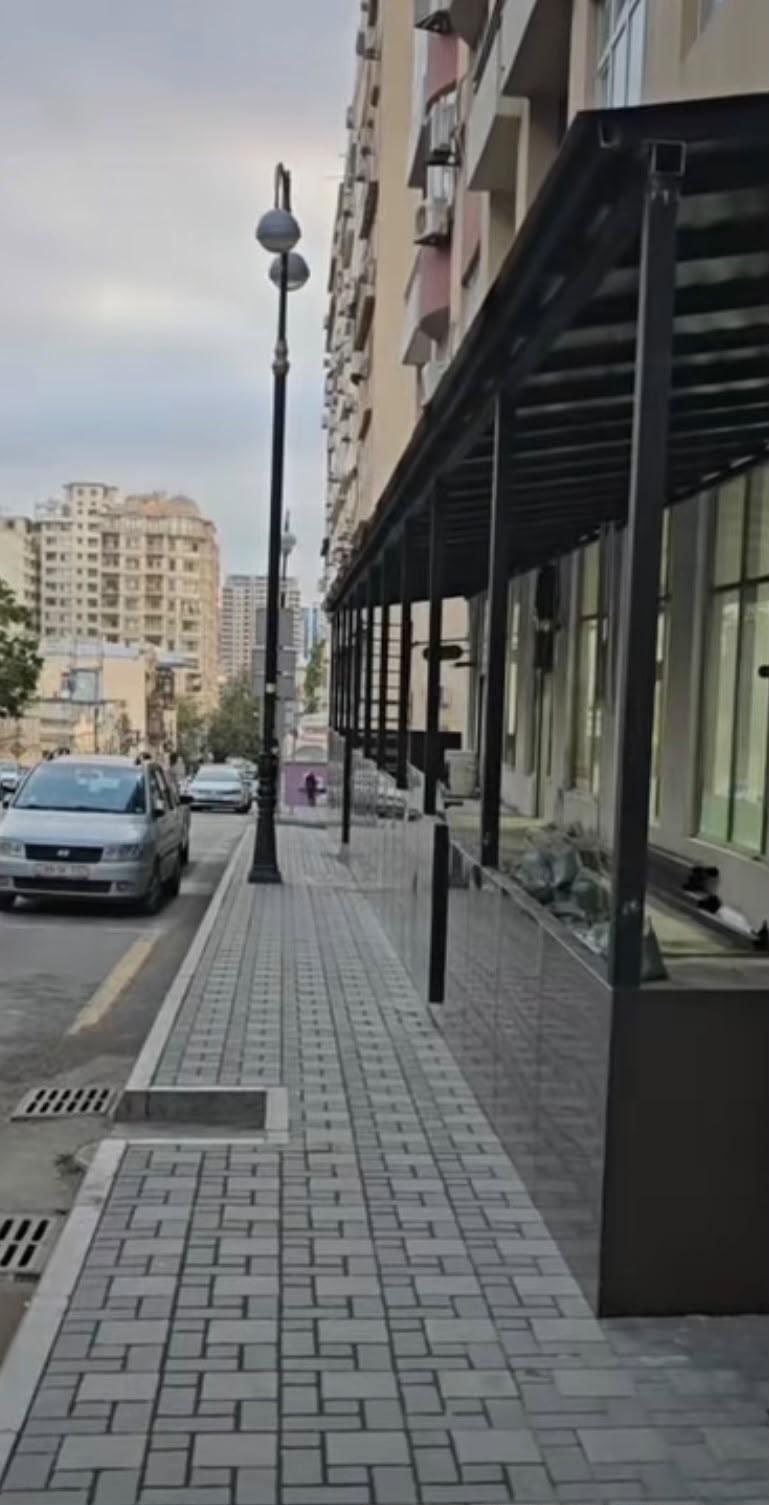 Bakıda piyada səkisini zəbt edən metal konstruksiya yığışdırıldı (FOTO)