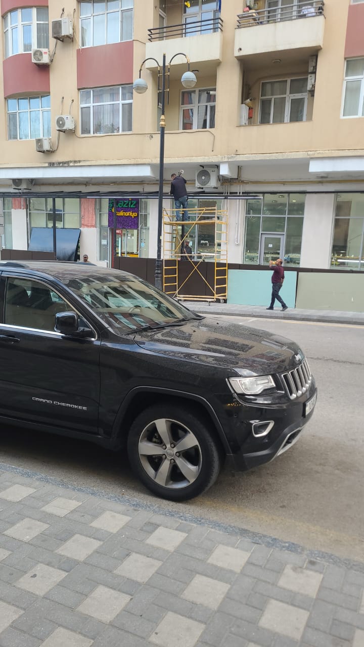 Bakıda piyada səkisini zəbt edən metal konstruksiya yığışdırıldı (FOTO)
