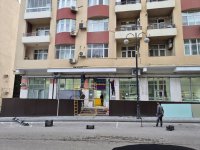 Bakıda piyada səkisini zəbt edən metal konstruksiya yığışdırıldı (FOTO)