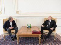 Prezident İlham Əliyev Fərhad Xəlilova “İstiqlal” ordenini təqdim edib (FOTO)