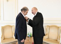 Prezident İlham Əliyev Fərhad Xəlilova “İstiqlal” ordenini təqdim edib (FOTO)