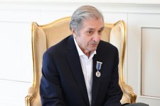 Prezident İlham Əliyev Fərhad Xəlilova “İstiqlal” ordenini təqdim edib (FOTO)