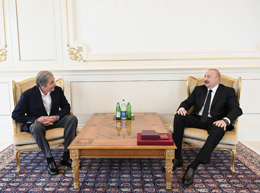 Prezident İlham Əliyev Fərhad Xəlilova “İstiqlal” ordenini təqdim edib (FOTO)