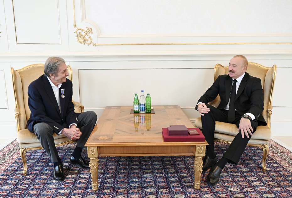 Prezident İlham Əliyev Fərhad Xəlilova “İstiqlal” ordenini təqdim edib (FOTO)