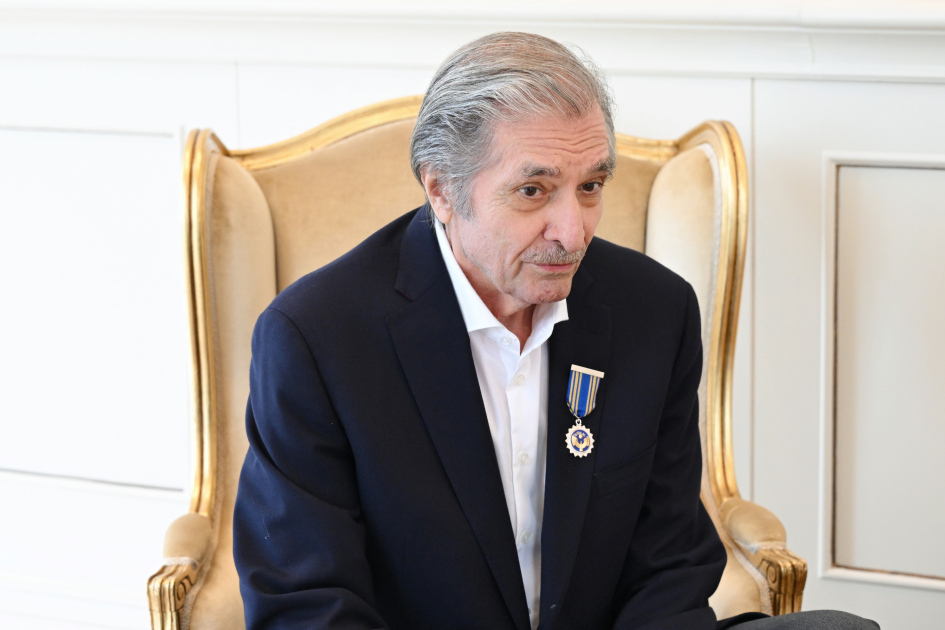 Prezident İlham Əliyev Fərhad Xəlilova “İstiqlal” ordenini təqdim edib (FOTO)