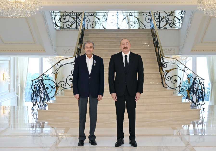 Prezident İlham Əliyev Fərhad Xəlilova “İstiqlal” ordenini təqdim edib (FOTO)