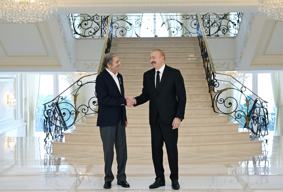 Prezident İlham Əliyev Fərhad Xəlilova “İstiqlal” ordenini təqdim edib (FOTO)