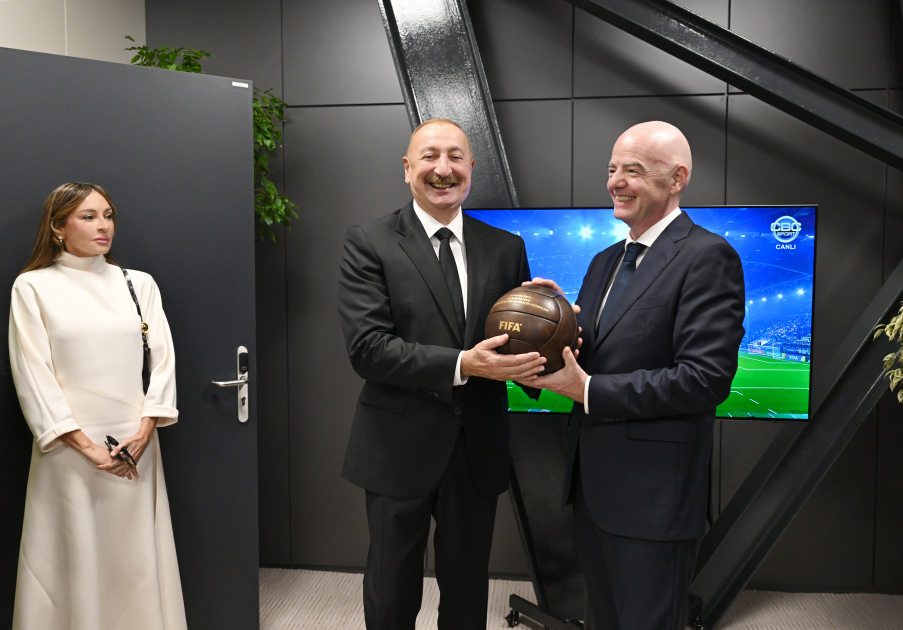 Canni İnfantino Prezident İlham Əliyevə xatirə hədiyyələri təqdim etdi (FOTO)