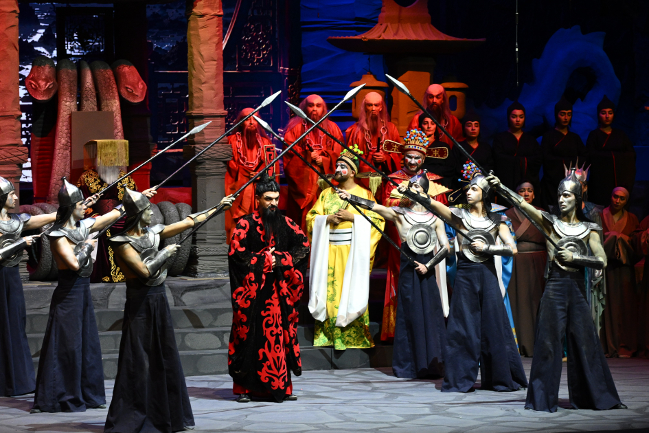 Heydər Əliyev Fondunun vitse-prezidenti Leyla Əliyeva “Turandot” tamaşasının premyerasını izləyib (FOTO)