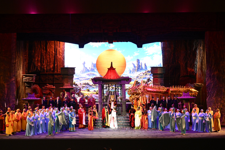 Heydər Əliyev Fondunun vitse-prezidenti Leyla Əliyeva “Turandot” tamaşasının premyerasını izləyib (FOTO)