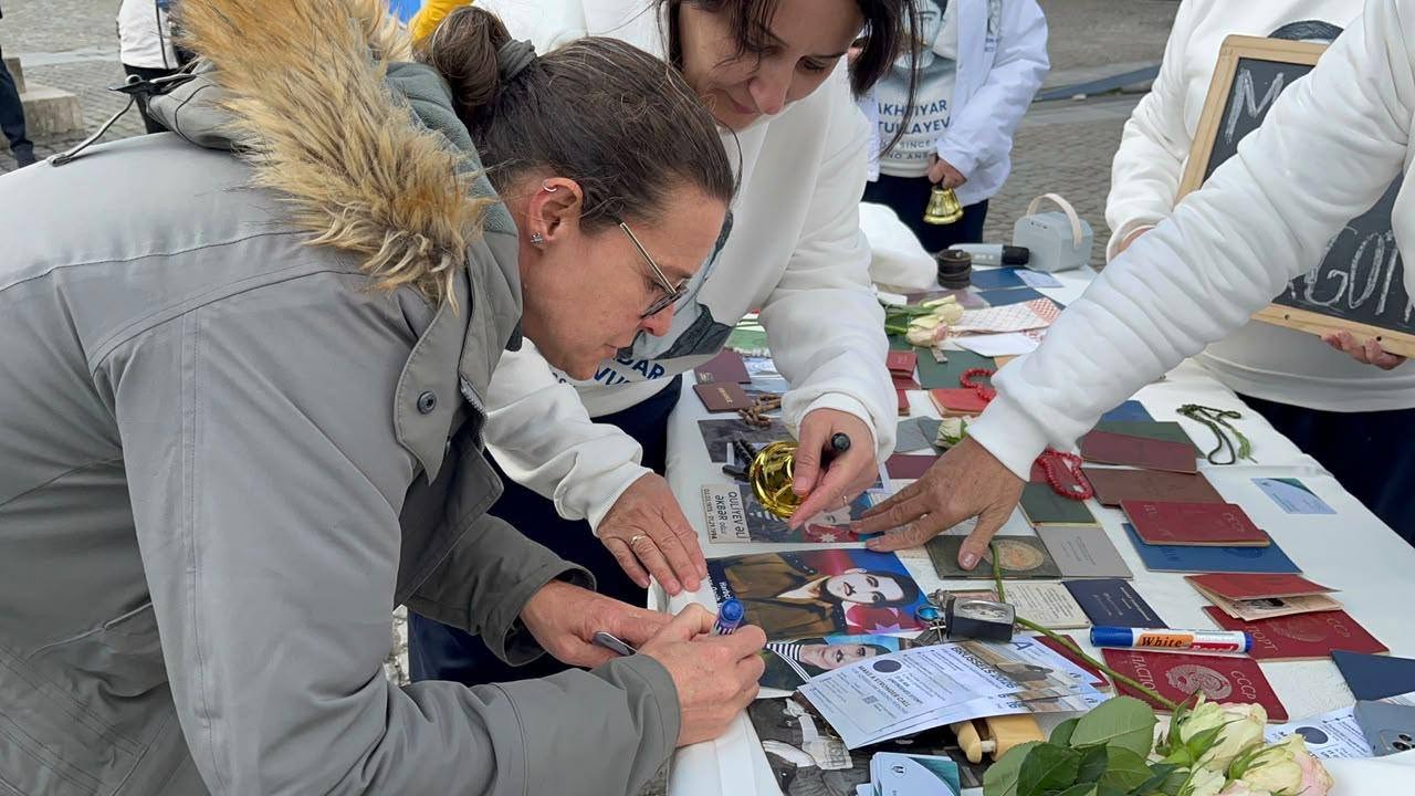 Azərbaycanlı itkin ailələri Brüsseldə silsilə aksiyalar keçirib (FOTO)