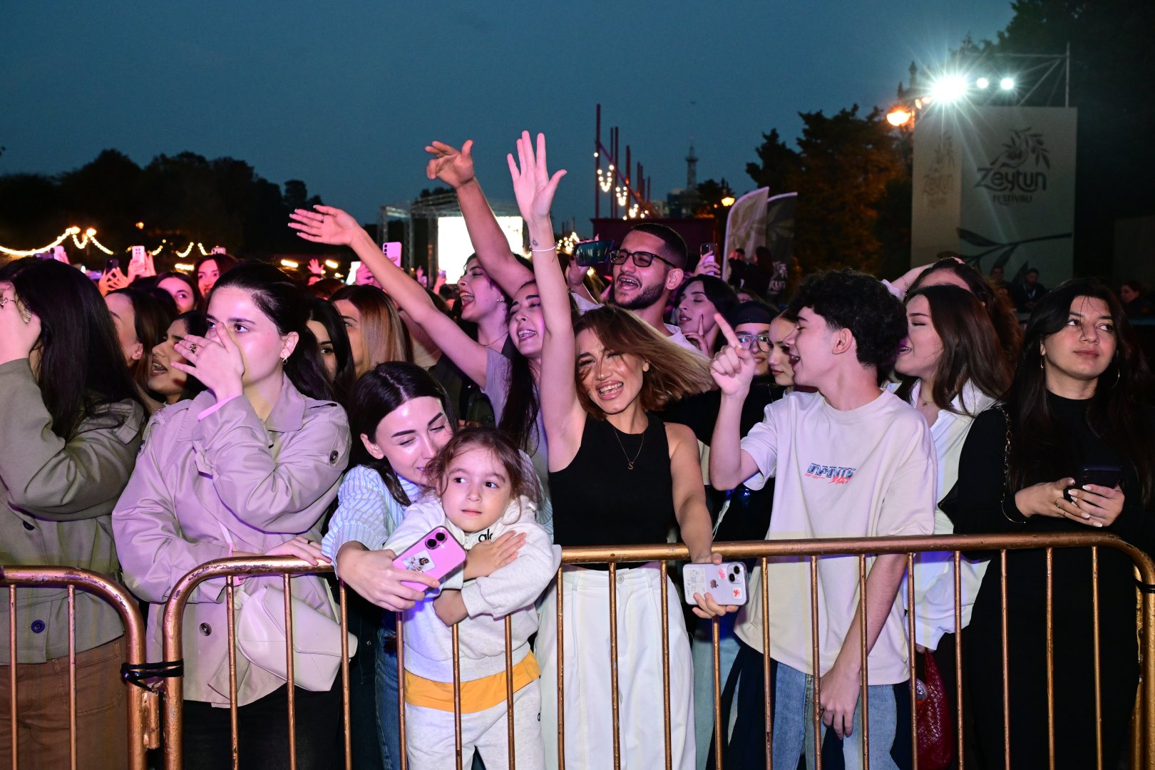 Estrada ulduzları Zeytun Festivalının səhnəsində (FOTO)