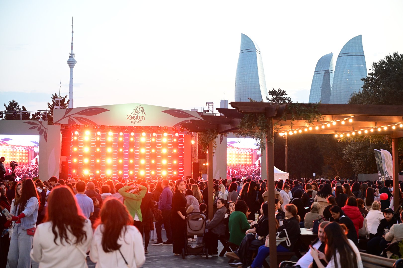 Estrada ulduzları Zeytun Festivalının səhnəsində (FOTO)