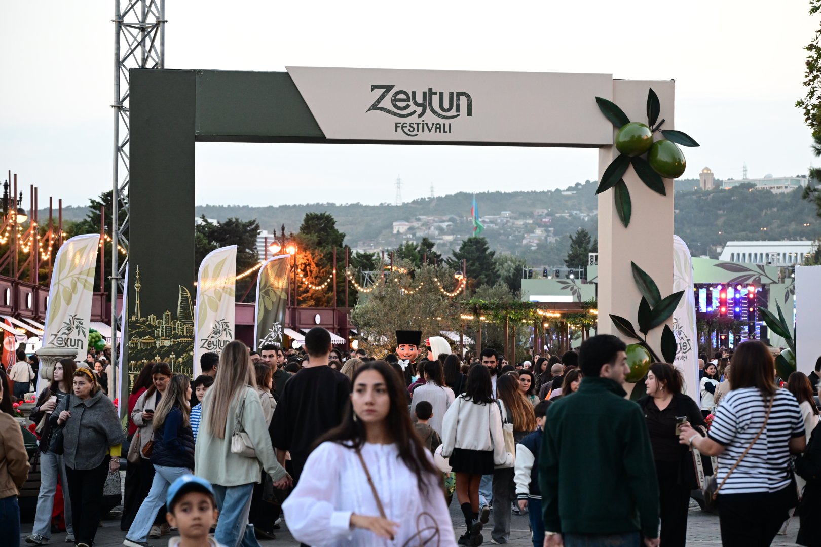 Estrada ulduzları Zeytun Festivalının səhnəsində (FOTO)