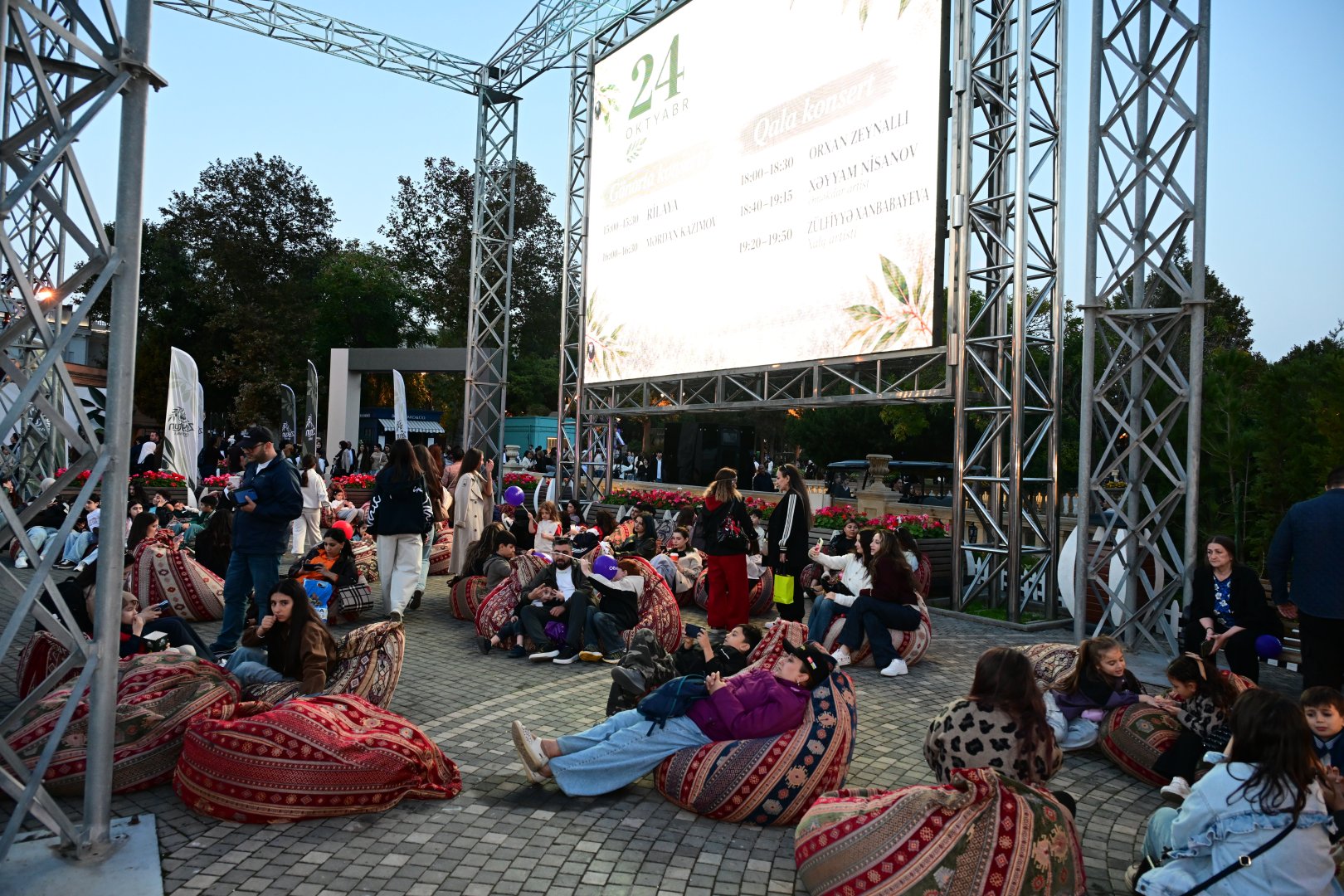 Estrada ulduzları Zeytun Festivalının səhnəsində (FOTO)