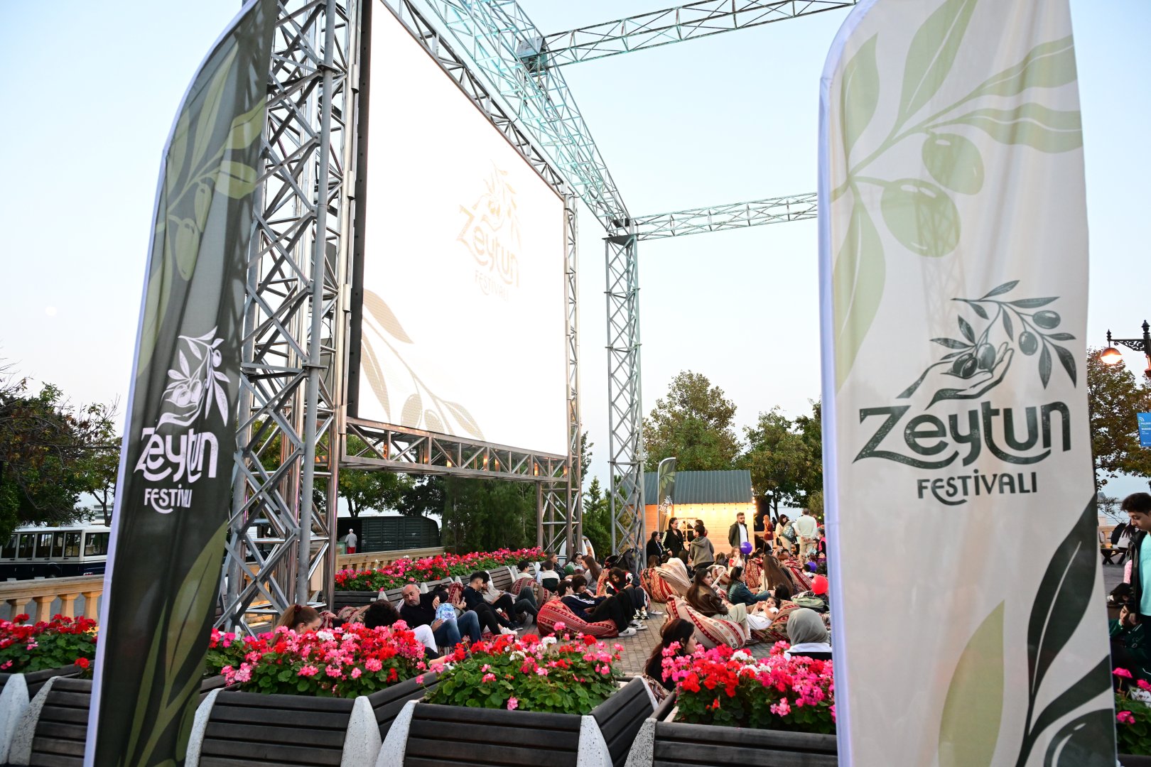 Estrada ulduzları Zeytun Festivalının səhnəsində (FOTO)