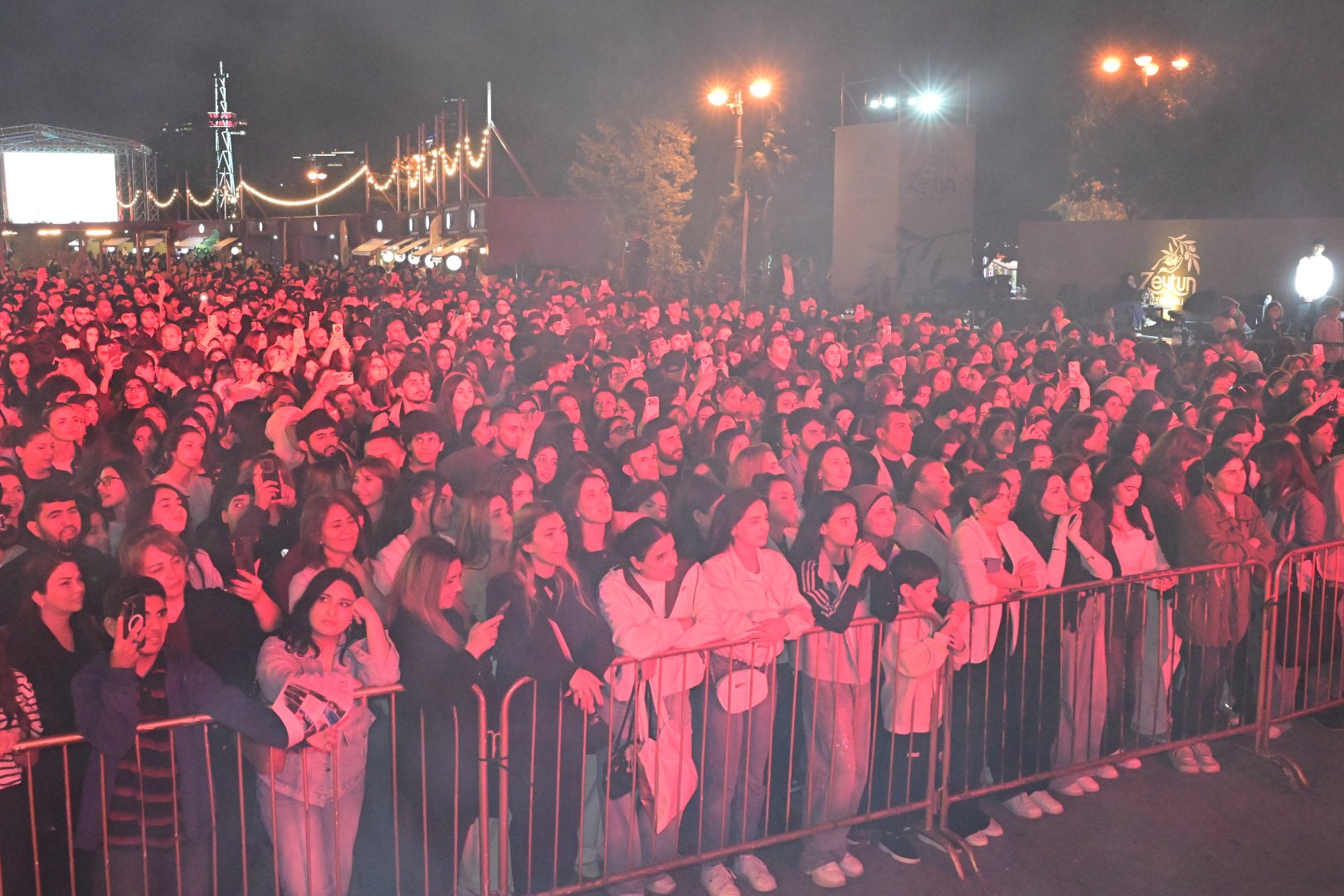 Estrada ulduzları Zeytun Festivalının səhnəsində (FOTO)