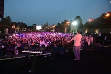 Estrada ulduzları Zeytun Festivalının səhnəsində (FOTO)