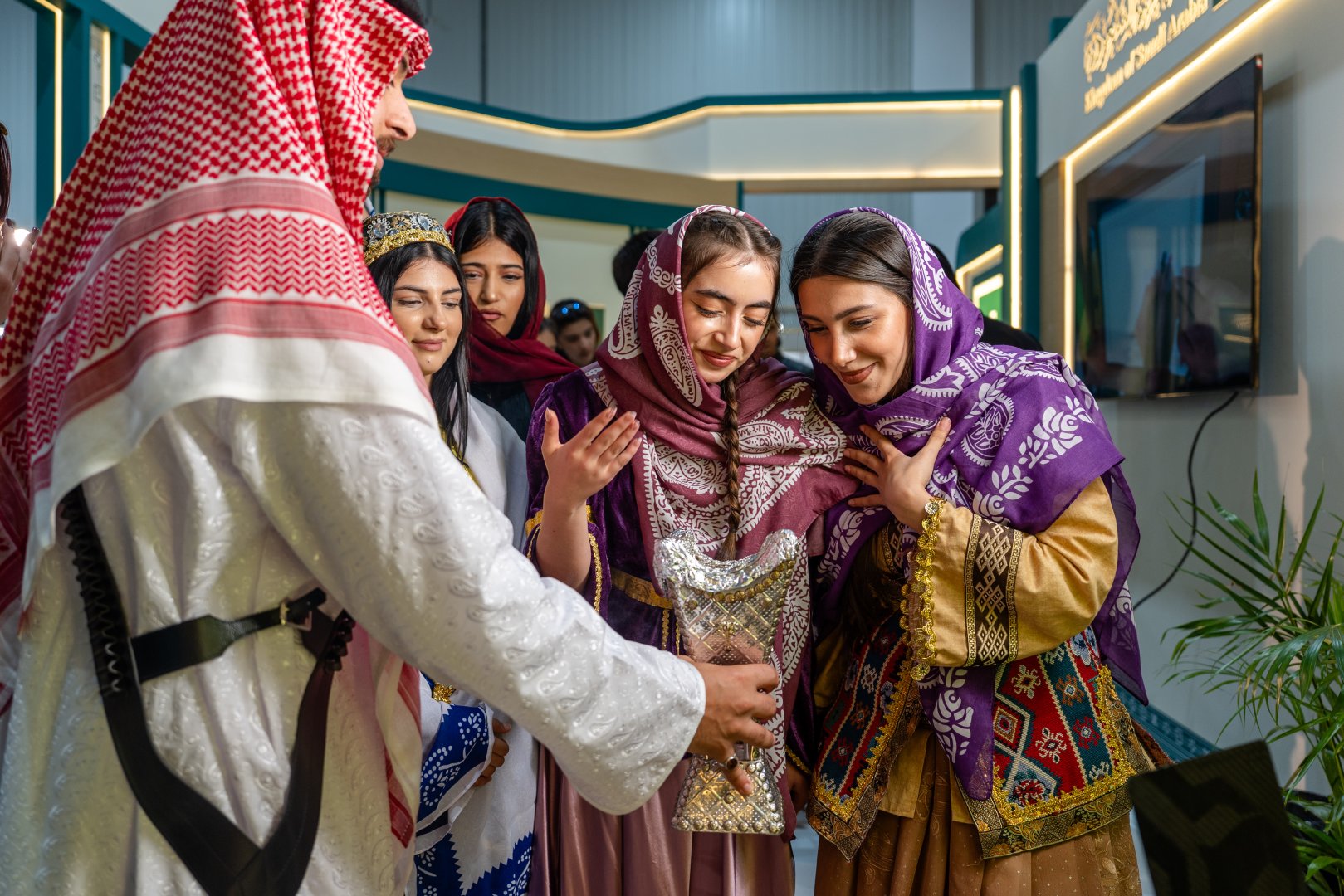 Bakı Kitab Sərgisində Səudiyyə Ərəbistanının mədəniyyəti və ədəbiyyatı təqdim olunub (FOTO)