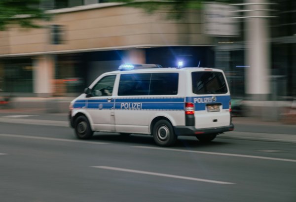 Almaniyada sürücü avtomobili insanların üzərinə sürüb - azı 5 yaralı var