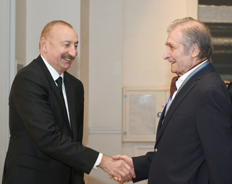 Prezident İlham Əliyev, Birinci xanım Mehriban Əliyeva və ailə üzvləri “Mənim Abşeronum: Üstə gəl” adlı retrospektiv sərgi ilə tanış olublar (FOTO)