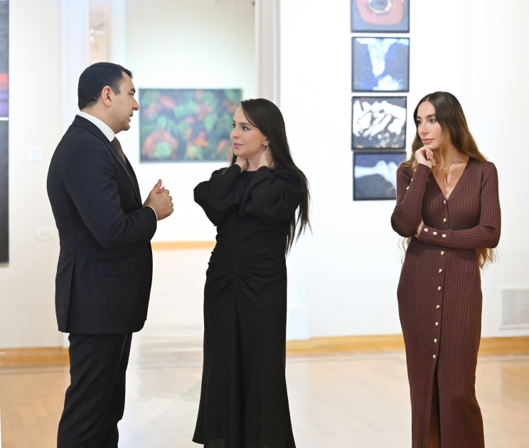 Prezident İlham Əliyev, Birinci xanım Mehriban Əliyeva və ailə üzvləri “Mənim Abşeronum: Üstə gəl” adlı retrospektiv sərgi ilə tanış olublar (FOTO)
