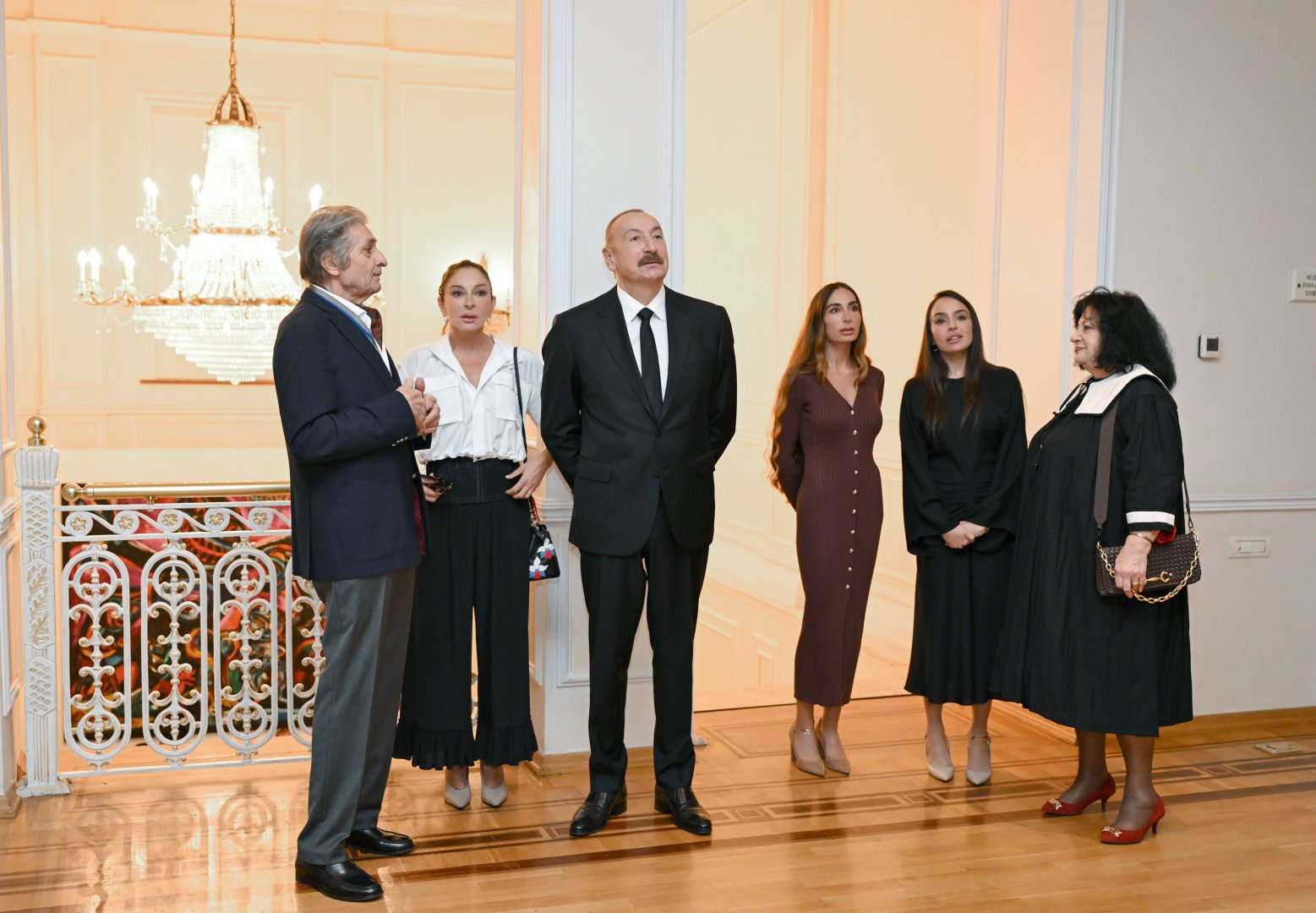 Prezident İlham Əliyev, Birinci xanım Mehriban Əliyeva və ailə üzvləri “Mənim Abşeronum: Üstə gəl” adlı retrospektiv sərgi ilə tanış olublar (FOTO) xəbəri üçün şəkil