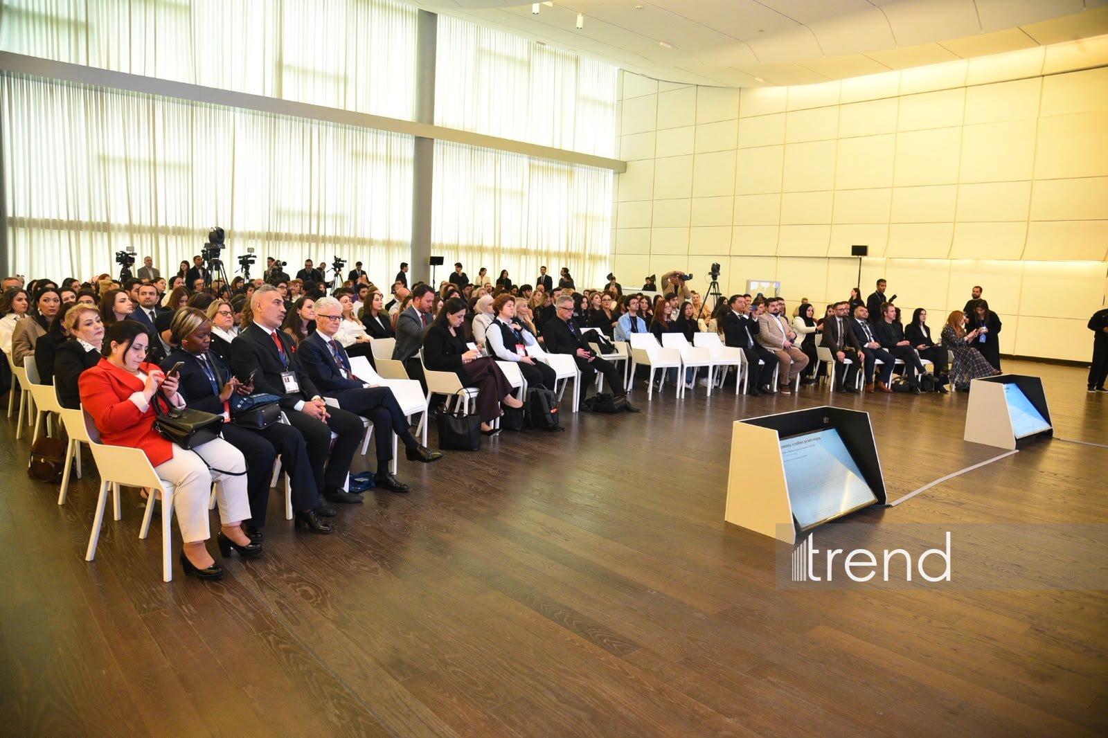 Ümumdünya Mədəniyyətlərarası Dialoq Forumu çərçivəsində “Biznes dialoqu” adlı panel sessiyası keçirilib (FOTO)
