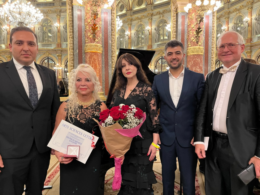 Əməkdar artist Adilə Əliyeva Parisdə platin medalla təltif olunub (FOTO)