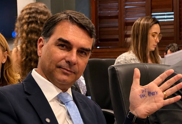 Flavio Bolsonaro Braziliyanın “əsl prezidenti” olduğunu bəyan edib