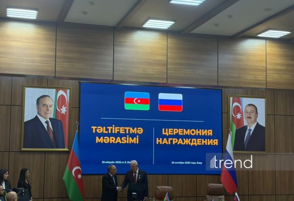 Kamran Əliyev rusiyalı həmkarına medal verdi (FOTO)