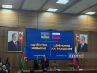 Kamran Əliyev rusiyalı həmkarına medal verdi (FOTO)