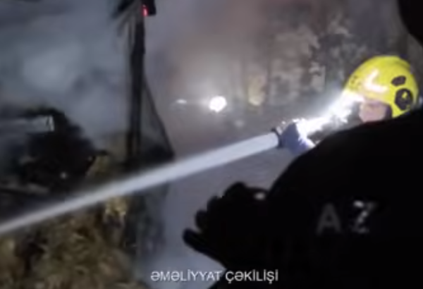 Abşeronda tövlədə yanğın baş verib, 7 ton ot bağlaması yanıb (VİDEO)