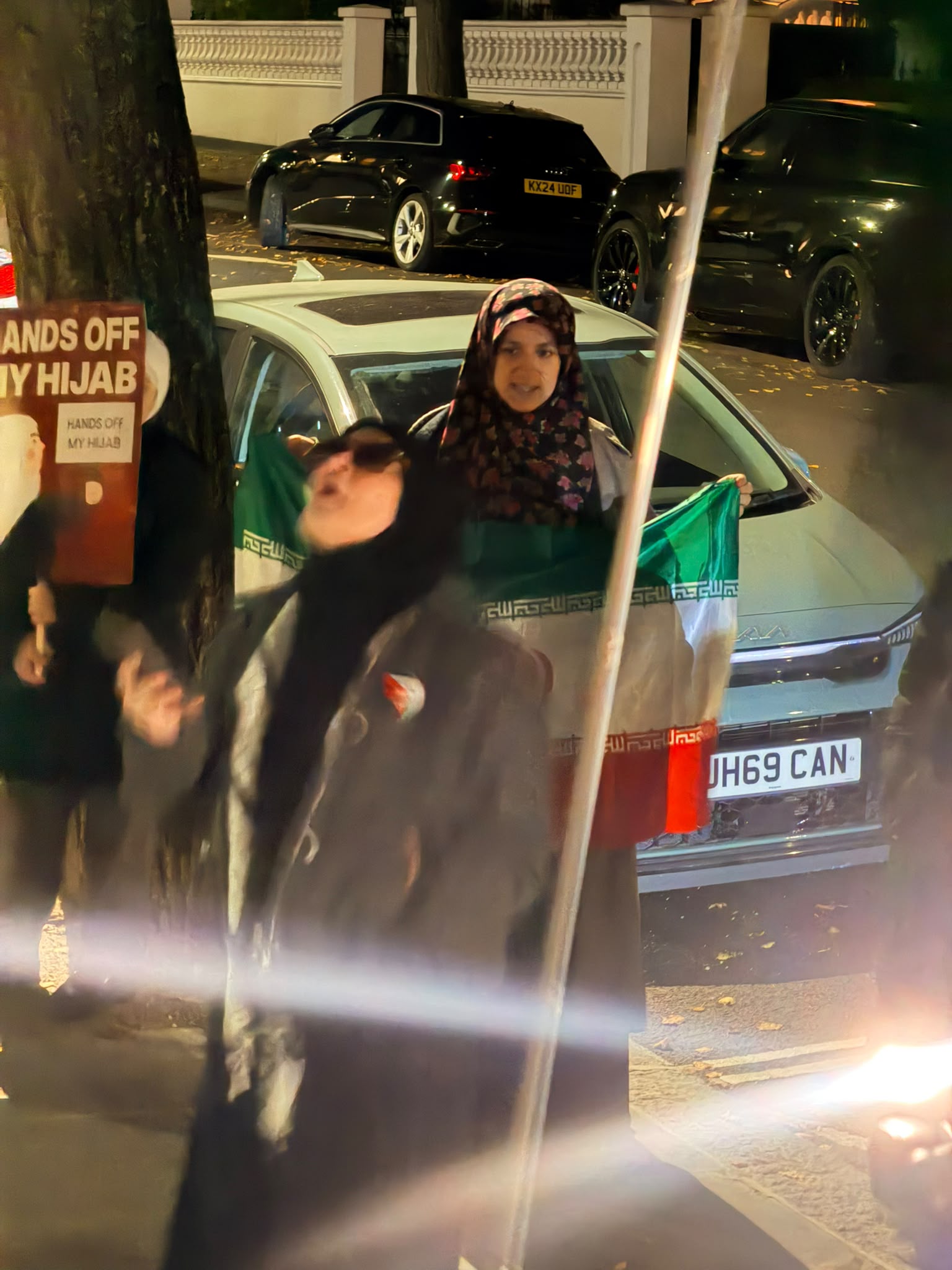 Londonda Azərbaycan səfirliyi qarşısında İran agentlərinin təxribatı (FOTO/VİDEO)