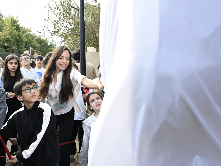 Heydər Əliyev Fondunun vitse-prezidenti Leyla Əliyeva ADA Məktəbində xeyriyyə məqsədli ənənəvi Payız festivalı – “Məhsul bayramı”nda iştirak edib (FOTO)