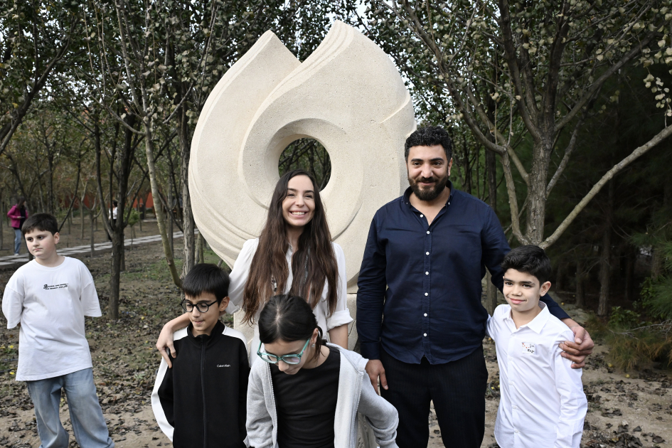 Heydər Əliyev Fondunun vitse-prezidenti Leyla Əliyeva ADA Məktəbində xeyriyyə məqsədli ənənəvi Payız festivalı – “Məhsul bayramı”nda iştirak edib (FOTO)