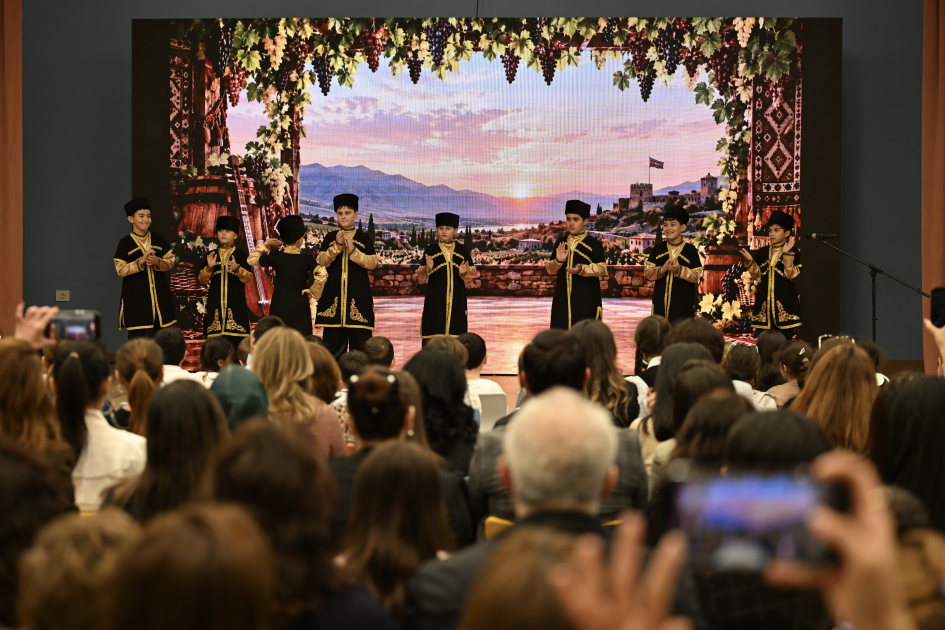 Heydər Əliyev Fondunun vitse-prezidenti Leyla Əliyeva ADA Məktəbində xeyriyyə məqsədli ənənəvi Payız festivalı – “Məhsul bayramı”nda iştirak edib (FOTO)