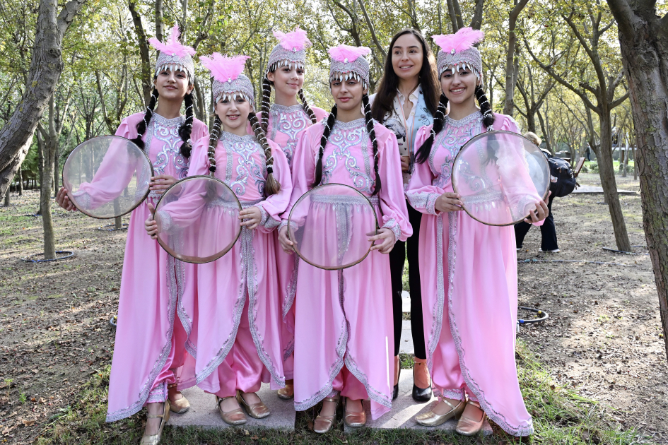 Heydər Əliyev Fondunun vitse-prezidenti Leyla Əliyeva ADA Məktəbində xeyriyyə məqsədli ənənəvi Payız festivalı – “Məhsul bayramı”nda iştirak edib (FOTO)