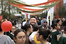 Heydər Əliyev Fondunun vitse-prezidenti Leyla Əliyeva ADA Məktəbində xeyriyyə məqsədli ənənəvi Payız festivalı – “Məhsul bayramı”nda iştirak edib (FOTO)