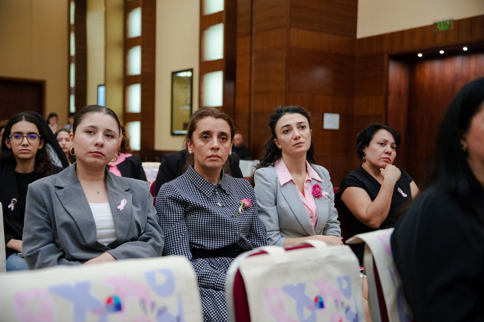 “Çəhrayı addım at!” şüarı altında süd vəzi xərçəngi ilə mübarizə ayına həsr olunmuş yekun görüş başa çatıb (FOTO)