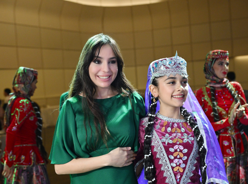Heydər Əliyev Fondunun vitse-prezidenti Leyla Əliyeva və Alyona Əliyeva “Art Weekend”in rəsmi açılışında iştirak ediblər (FOTO)