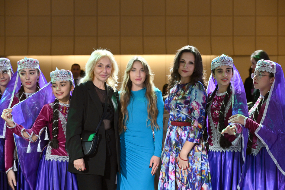 Heydər Əliyev Fondunun vitse-prezidenti Leyla Əliyeva və Alyona Əliyeva “Art Weekend”in rəsmi açılışında iştirak ediblər (FOTO)