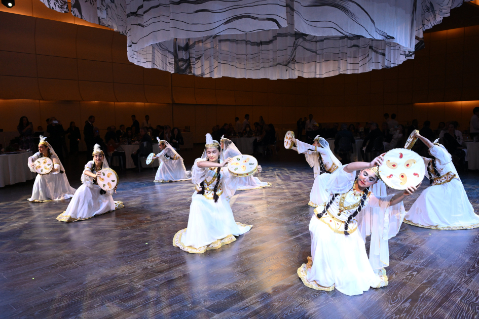 Heydər Əliyev Fondunun vitse-prezidenti Leyla Əliyeva və Alyona Əliyeva “Art Weekend”in rəsmi açılışında iştirak ediblər (FOTO)