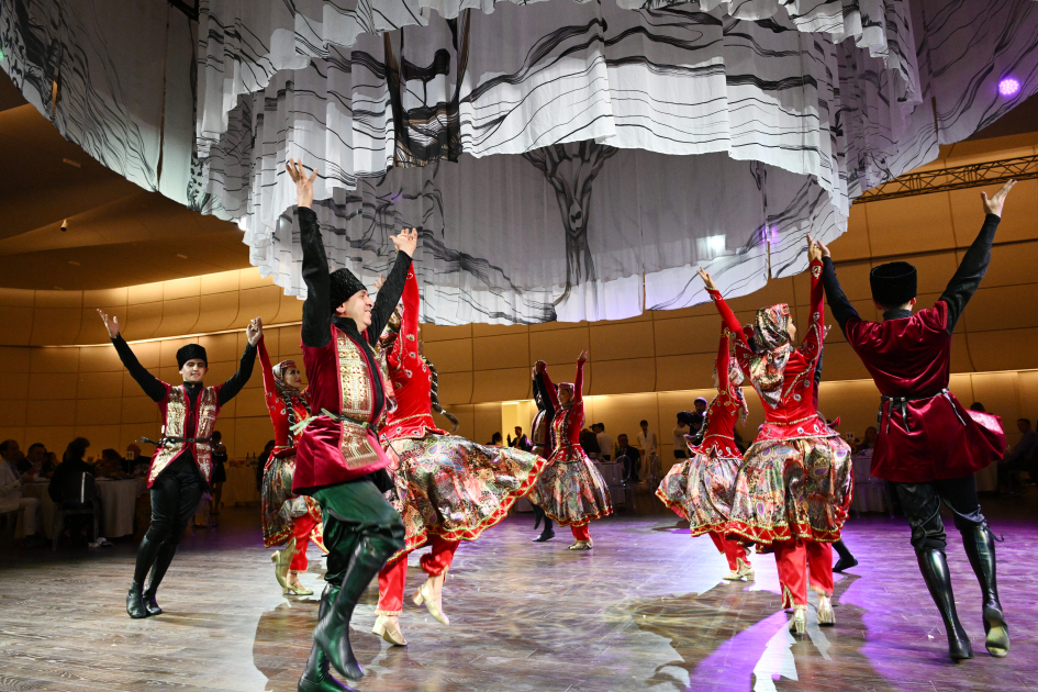 Heydər Əliyev Fondunun vitse-prezidenti Leyla Əliyeva və Alyona Əliyeva “Art Weekend”in rəsmi açılışında iştirak ediblər (FOTO)