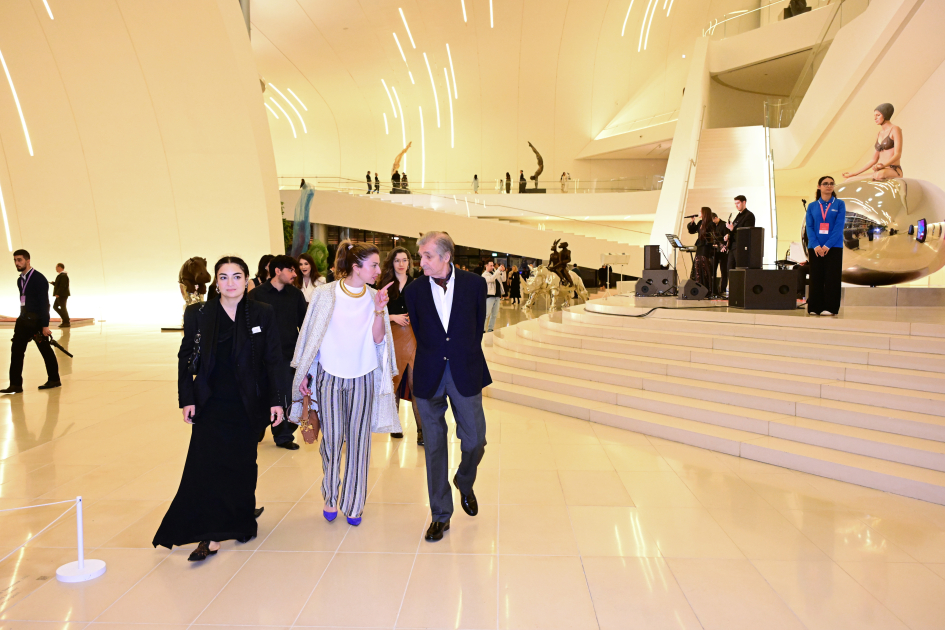 Heydər Əliyev Fondunun vitse-prezidenti Leyla Əliyeva və Alyona Əliyeva “Art Weekend”in rəsmi açılışında iştirak ediblər (FOTO)