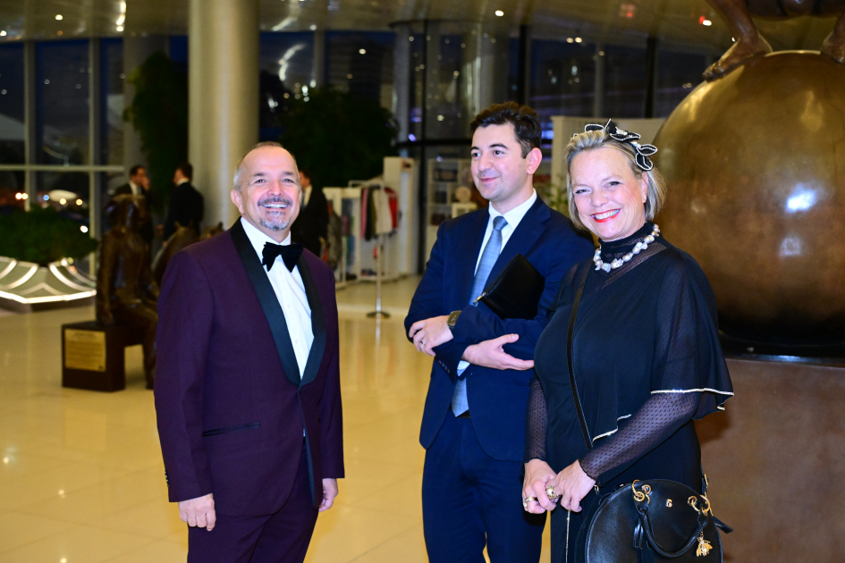 Heydər Əliyev Fondunun vitse-prezidenti Leyla Əliyeva və Alyona Əliyeva “Art Weekend”in rəsmi açılışında iştirak ediblər (FOTO)