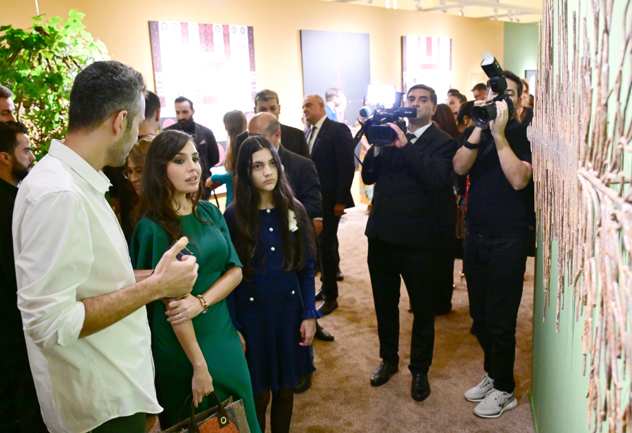Heydər Əliyev Fondunun vitse-prezidenti Leyla Əliyeva və Alyona Əliyeva “Art Weekend”in rəsmi açılışında iştirak ediblər (FOTO)